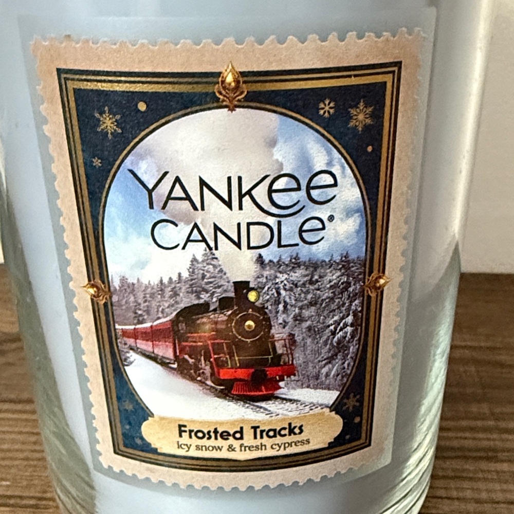 Yankee Candle Frosted Tracks Light Blue Jar - Picture 2 of 4